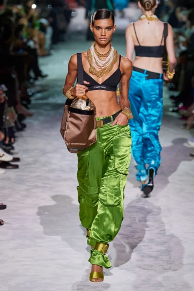 Look 10